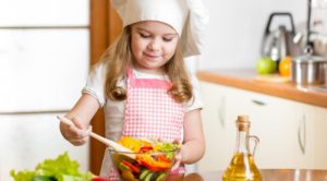 ребенок на кухне фото
