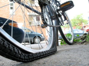 Как починить пробитое колесо велосипеда