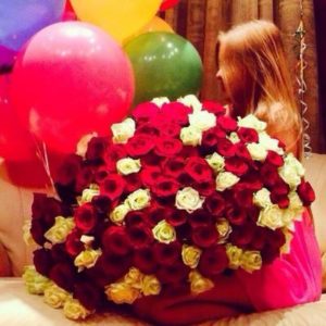 Цветы на все случаи жизни от Labuket.ru: сюрприз с шариками
