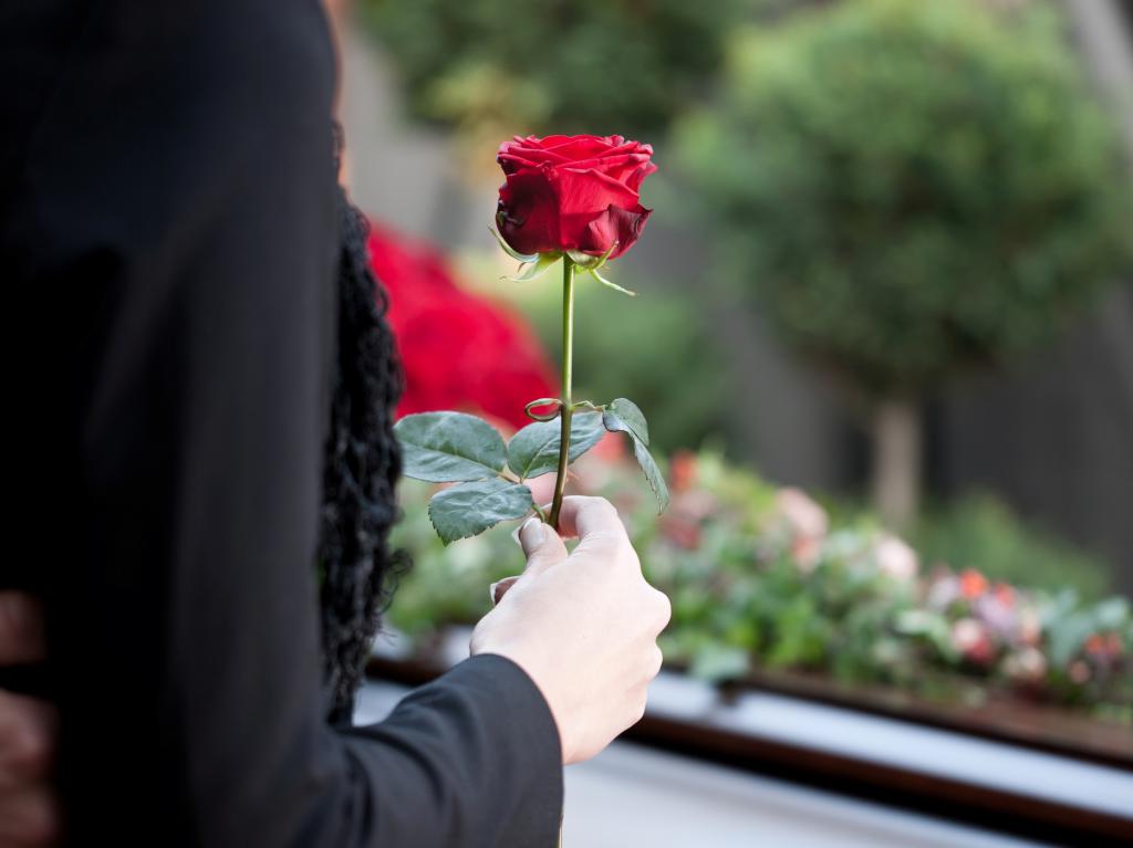 Уход из жизни близкого человека: как организовать похороны? -
