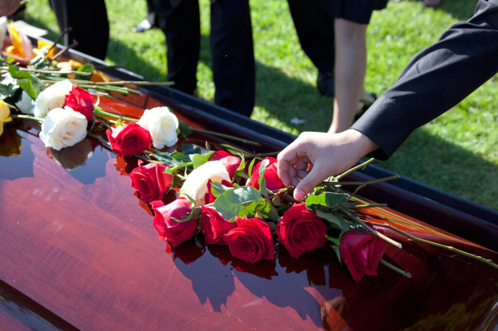 Организация похорон: пять основных правил -